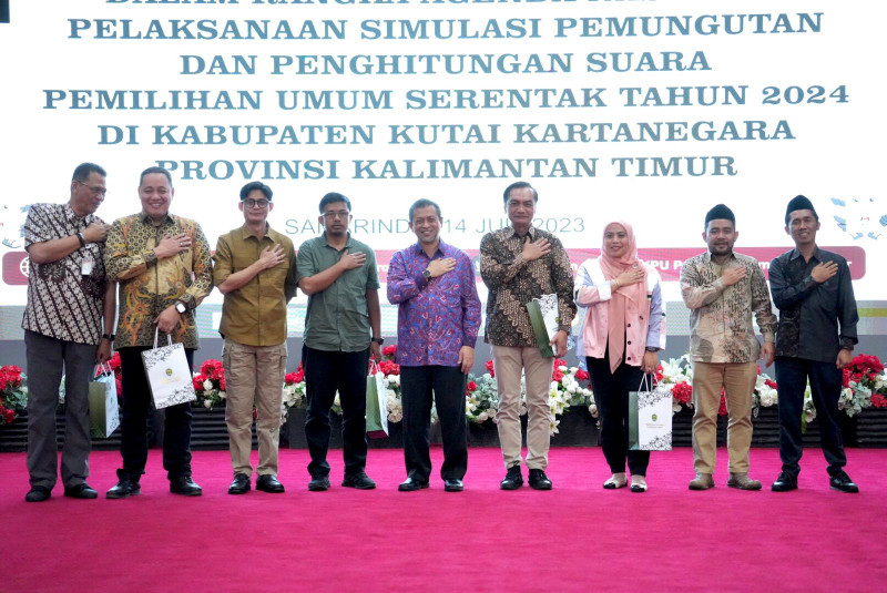 Wagub Kaltim Hadi Mulyadi (tengah) dalam pembukaan Agenda Simulasi Pemungutan dan Penghitungan Suara Pemilu Serentak Tahun 2024 di Kabupaten Kukar di Pendopo Odah Etam Samarinda.