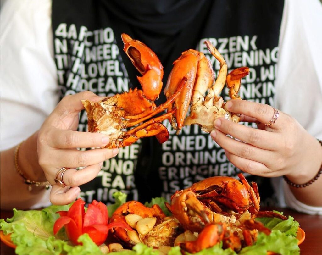 Kepiting saos lada hitam menjadi menu favorit pengunjung di Restoran Dandito. (foto: Instagram/kepitingdandito)