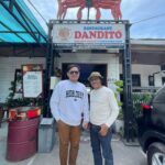 Owner Dandito Rudy Setiawan (kanan) menyambut pedangdut King Nassar di depan restoran