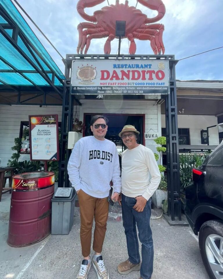 Owner Dandito Rudy Setiawan (kanan) menyambut pedangdut King Nassar di depan restoran
