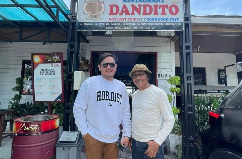 Owner Dandito Rudy Setiawan (kanan) menyambut pedangdut King Nassar di depan restoran