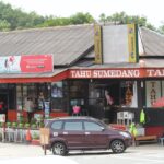 Rest Area Tahu Sumedang di Km 50 jalan poros Balikpapan-Samarinda. (foto: amie’s little kitchen)