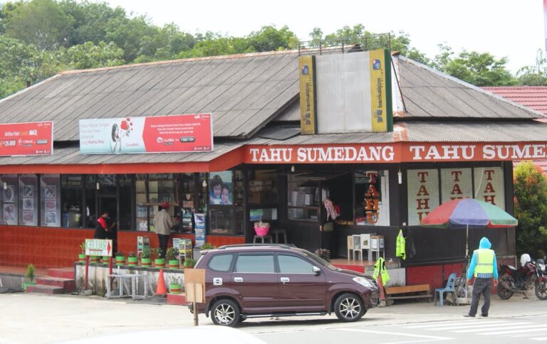 Rest Area Tahu Sumedang di Km 50 jalan poros Balikpapan-Samarinda. (foto: amie’s little kitchen)
