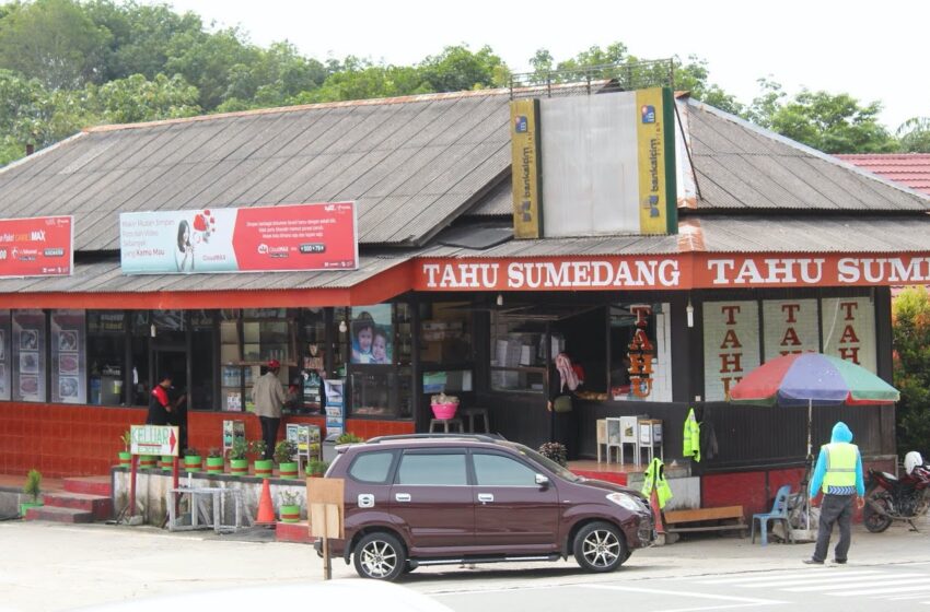 Rest Area Tahu Sumedang di Km 50 jalan poros Balikpapan-Samarinda. (foto: amie’s little kitchen)