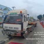Truk trailer menerobos median jalan di simpang Muara Rapak.(foto:infobencana)