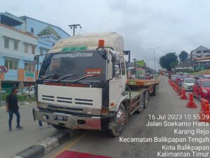 Truk Trailer Roda 10 dan Minibus Terlibat Insiden di Rapak