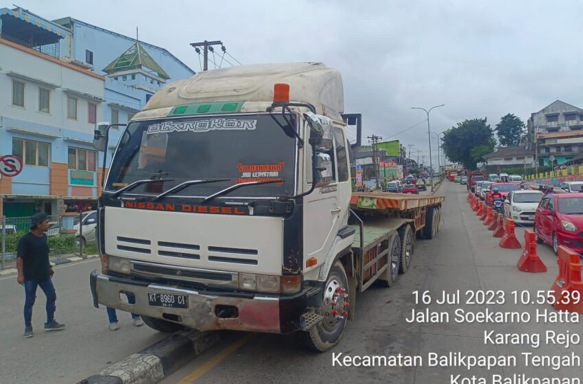 Truk trailer menerobos median jalan di simpang Muara Rapak.(foto:infobencana)