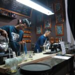 Barista Kedai Kopi Konus menyiapkan kopi terbaik untuk para pengunjung. (foto: Instagram/KopiKonus)