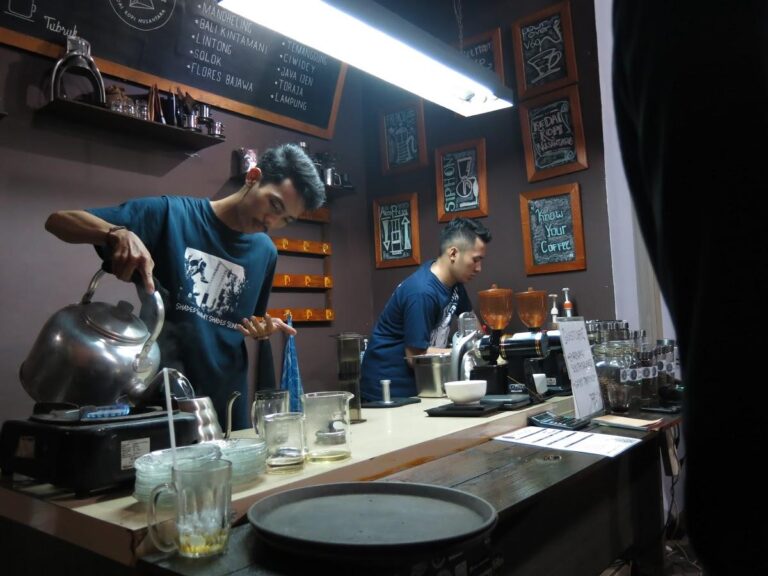 Barista Kedai Kopi Konus menyiapkan kopi terbaik untuk para pengunjung. (foto: Instagram/KopiKonus)