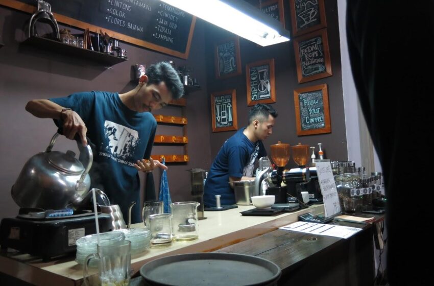 Barista Kedai Kopi Konus menyiapkan kopi terbaik untuk para pengunjung. (foto: Instagram/KopiKonus)