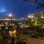 Suasana menjelang petang dari Rooftop Terrace Hotel Platinum Balikpapan.(foto: istimewa)