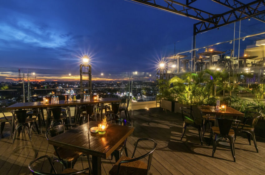 Suasana menjelang petang dari Rooftop Terrace Hotel Platinum Balikpapan.(foto: istimewa)