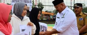 Bupati Edi Serahkan WC Individual dan Bangunan Bedah Rumah di Desa Embalut