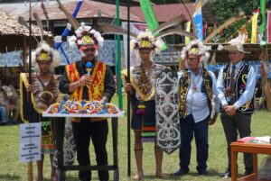 Edi Damansyah Hadiri HUT ke-113 Desa Umaq Dian Tabang