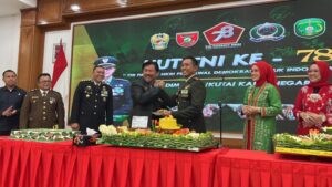 Sekkab Kukar Hadiri Perayaan HUT TNI ke-78 di Halaman Kantor Bupati
