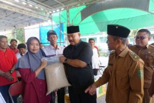 Bupati Kukar Serahkan Honor RT di Desa Genting Tanah
