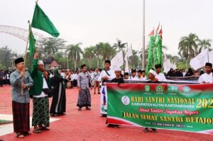 Sambut Hari Santri Nasional, Kemenag Kukar Gelar Jalan Sehat Pakai Sarung