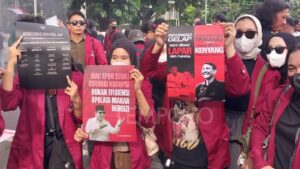 Ratusan Mahasiswa Gelar Aksi ‘Indonesia Gelap’ di Patung Kuda: Tuntut Perubahan dan Transparansi