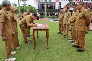 ASN Kukar Teguhkan Komitmen Core Values BerAKHLAK dalam Apel Pagi