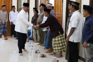 Bupati Kukar Kunjungi Desa Manunggal Daya, Serahkan Bantuan dan Berterimakasih ke Takmir Masjid