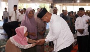 Bupati Kukar Serahkan Bantuan di Desa Bangun Rejo, Janjikan Dukungan Tambahan untuk Masjid At Takwa
