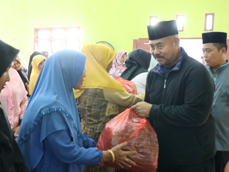 Bupati Kukar Serahkan Bantuan Sarana Peribadatan dan Sampaikan Pesan Perpisahan