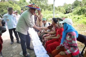 Bupati Kukar Resmikan Tiga Pustu dan Salurkan Bantuan Sembako di Kembang Janggut