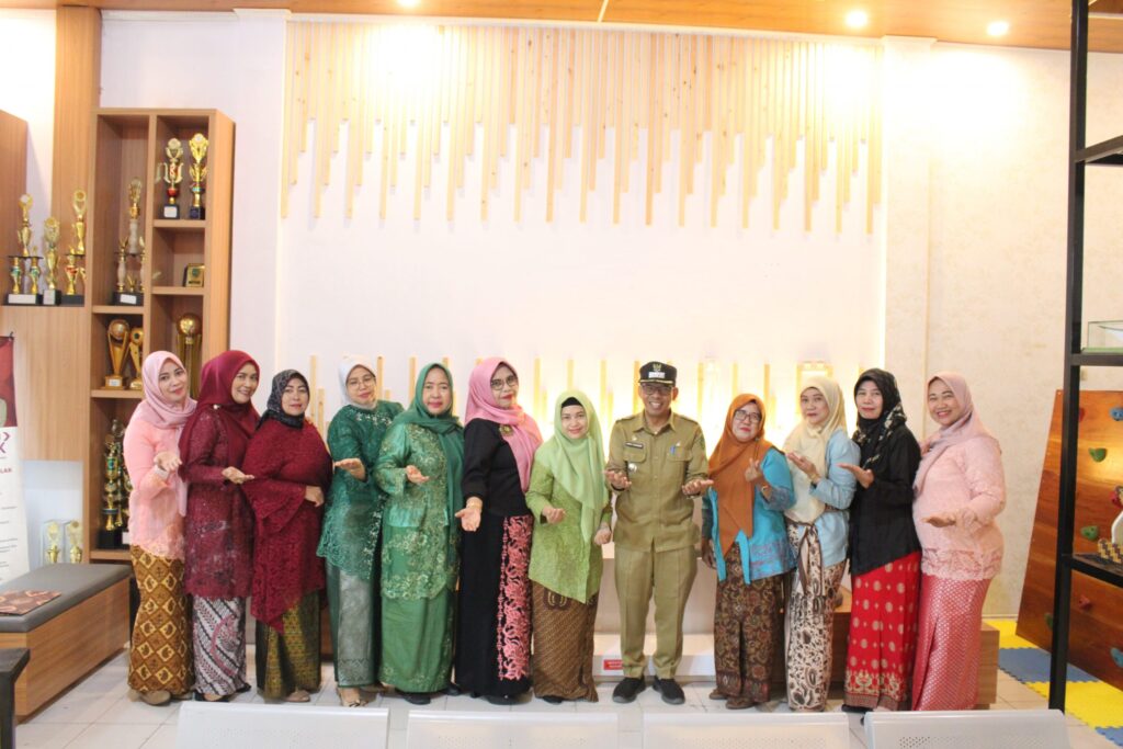 Peringati Hari Kartini, ASN Perempuan di Kecamatan Loa Janan Tampil Anggun dengan Kebaya Nasional