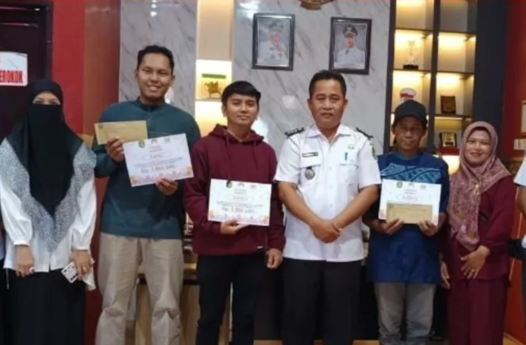 Camat Tenggarong Serahkan Hadiah Lomba Takbiran Keliling