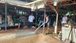 Tinjau Langsung Kondisi TPS, Camat Loa Kulu Tegaskan Komitmen Jaga Kebersihan Pasar