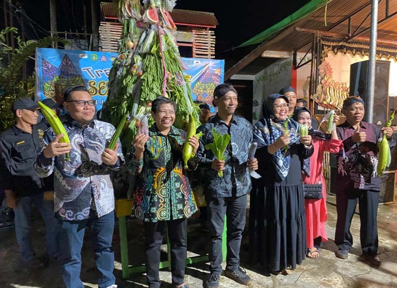 Sedekah Bumi di Bukit Biru: Warisan Tradisi yang Eratkan Kebersamaan Warga