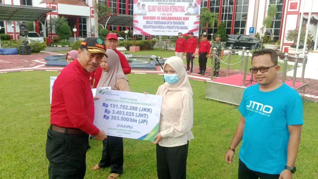 Peringati May Day 2025, Pemkab Kukar Salurkan Bansos dan Santunan untuk Pekerja Rentan