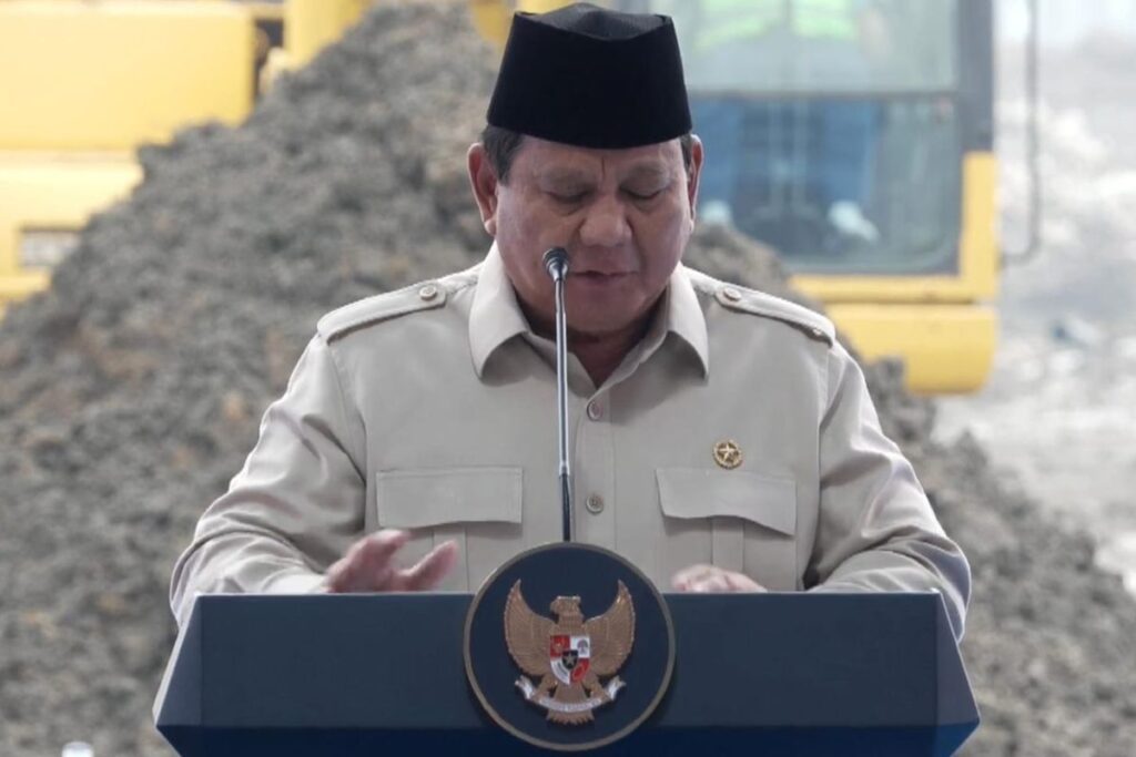 Prabowo Tersenyum Kaget Lihat Tomy Winata di Peresmian Proyek Baterai Listrik Terintegrasi