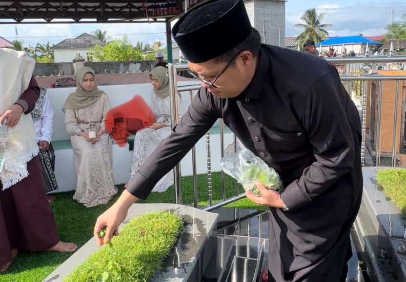Usai Salat Iduladha, Wabup Kukar Rendi Solihin Ziarah ke Makam Keluarga