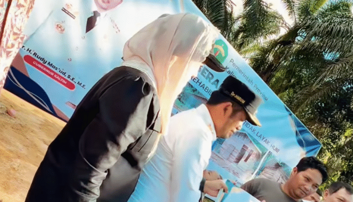 Gubernur Kaltim Rudy Mas’ud Serahkan Bantuan Rumah Layak Huni untuk Warga Paser