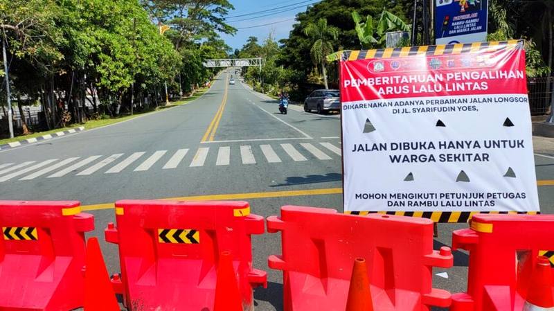 Papan pemberitahuan pengalihan arus lalu lintas di Simpang BJBJ Balikpapan akibat longsor Jalan Syarifudin Yoes