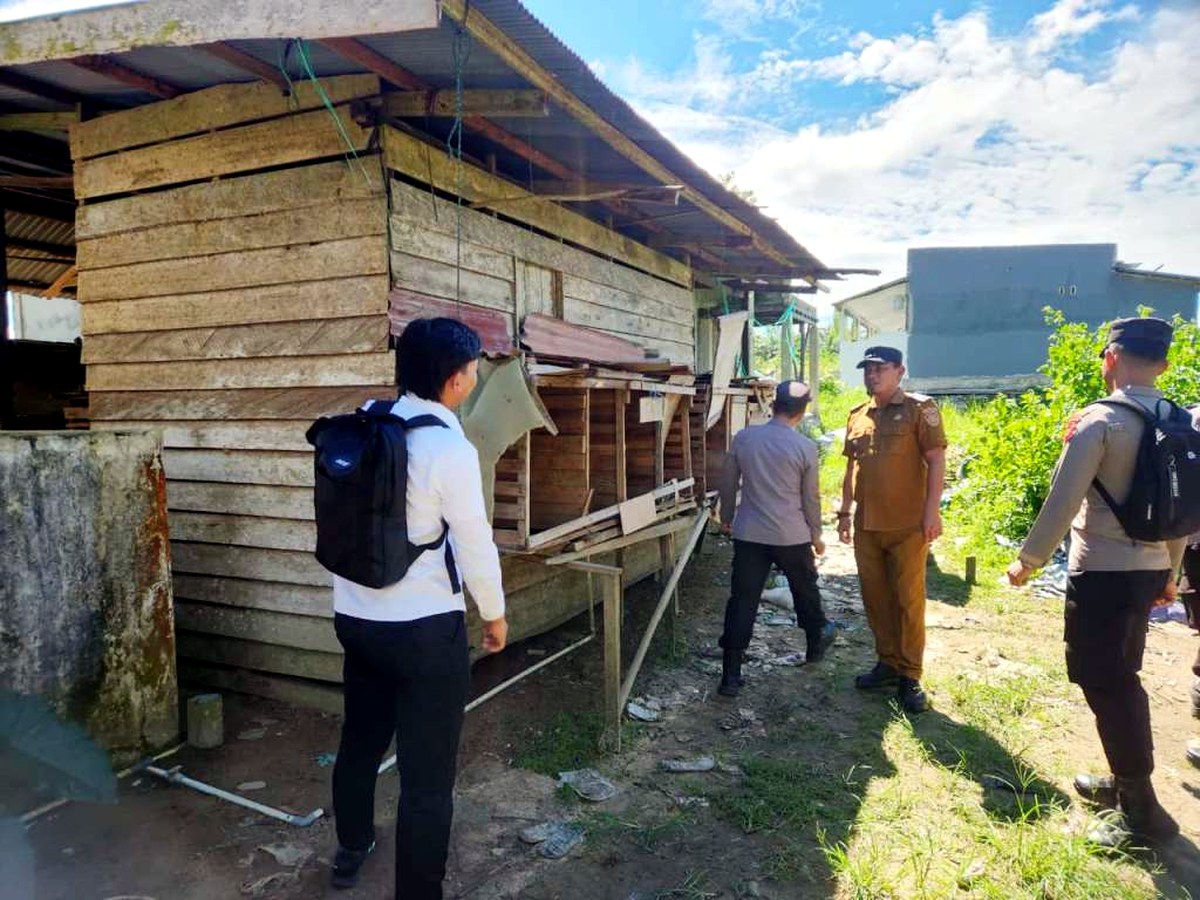 Petugas menertibkan bangunan arena judi sabung ayam di Penajam Paser Utara