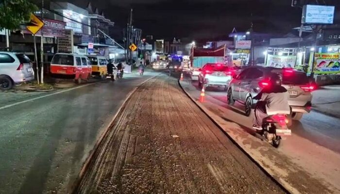 Jalan Soekarno-Hatta Km 4 Balikpapan Diperbaiki dengan Aspal Premium, Pengerjaan Malam Hari