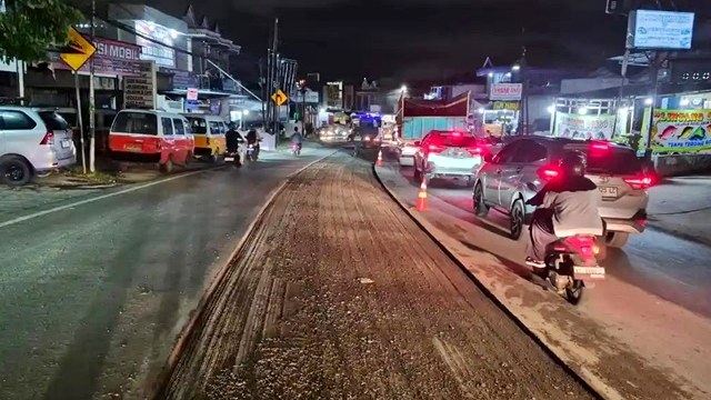 Rehabilitasi Jalan Soekarno-Hatta Km 4 Balikpapan oleh BBPJN Kaltim pada malam hari, Juni 2026
