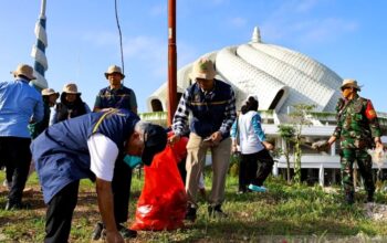 Aksi pejuang lingkungan mengumpulkan 330 kilogram sampah di kawasan Masjid Negara IKN, Sepaku, Penajam Paser Utara, pada peringatan Hari Lingkungan Hidup Sedunia.