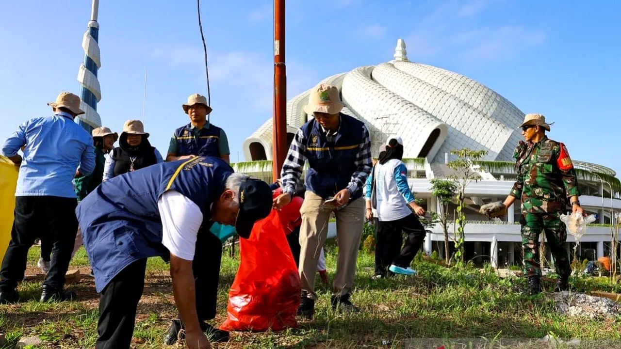 Aksi pejuang lingkungan mengumpulkan 330 kilogram sampah di kawasan Masjid Negara IKN, Sepaku, Penajam Paser Utara, pada peringatan Hari Lingkungan Hidup Sedunia.