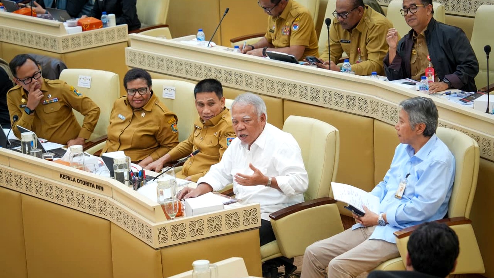 Kepala Otorita IKN Basuki Hadimuljono memimpin rapat tentang percepatan pembangunan Nusantara dan pemindahan ASN ke IKN.