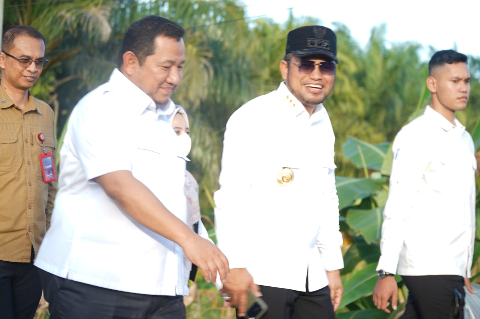 Bupati PPU Mudyat Noor dan Gubernur Kaltim Rudy Mas'ud saat penanaman kelapa genjah di Penajam