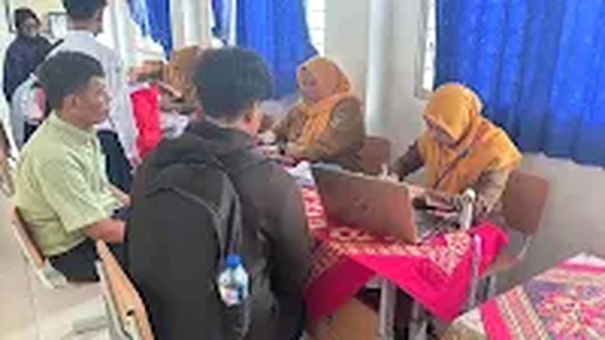 Petugas dan calon siswa di ruang pendaftaran SPMB Kaltim.