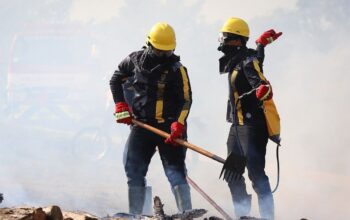 Petugas Otorita IKN melakukan simulasi pemadaman karhutla di KIPP IKN