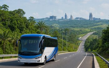 Bus antarmoda menuju IKN melintas di jalan hijau Kalimantan Timur