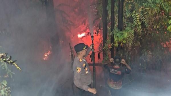 Tim gabungan memadamkan kebakaran lahan di kawasan IKN di Loa Janan, Kutai Kartanegara.
