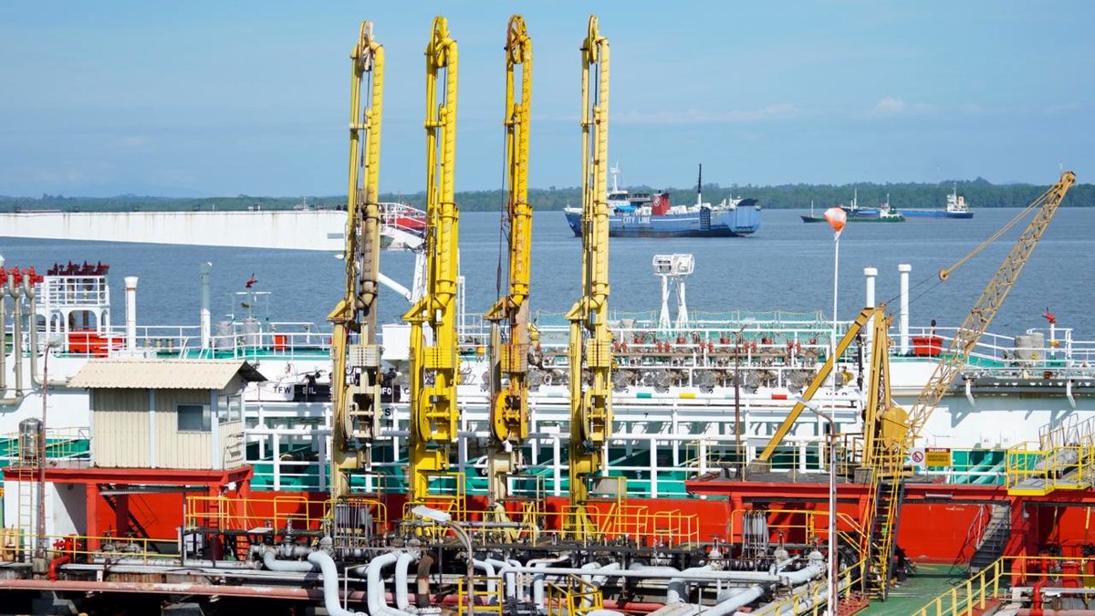 Fasilitas industri migas di Balikpapan yang menjadi penopang ekonomi Kaltim 2026 bersama pembangunan IKN