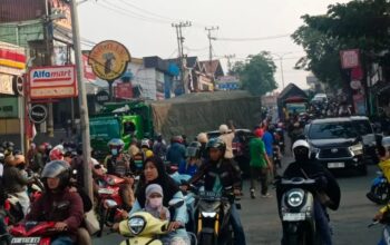 Kecelakaan truk diduga rem blong menabrak motor dan tiang PJU di Km 1 Balikpapan