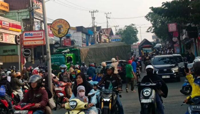 Truk Diduga Rem Blong Tabrak Motor di Km 1 Balikpapan